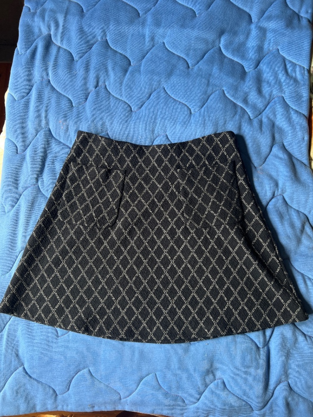 Loft pull on black and white skirt with 2 front pockets size medium